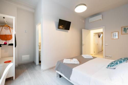 Un dormitorio con una cama y un televisor en la pared. en Winkler Suites, en Roma