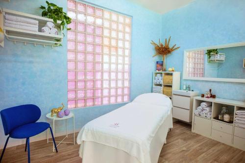 sypialnia z łóżkiem, krzesłem i oknem w obiekcie Hotel Servigroup La Zenia 4 Sup w mieście Playas de Orihuela