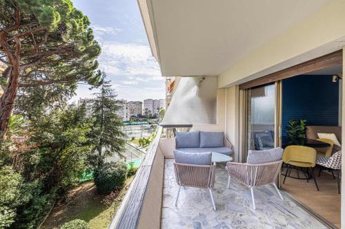 LE FLEURI avec terrasse, à côté du Martinez, idéal pour un séjour plaisant