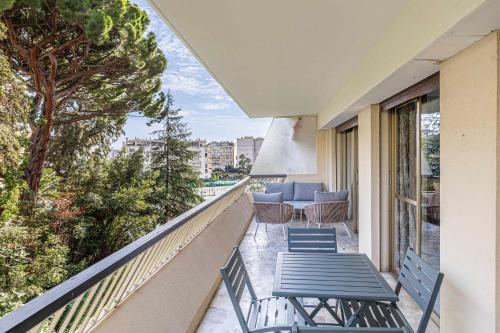LE FLEURI avec terrasse, à côté du Martinez, idéal pour un séjour plaisant