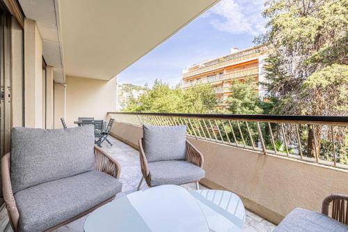LE FLEURI avec terrasse, à côté du Martinez, idéal pour un séjour plaisant