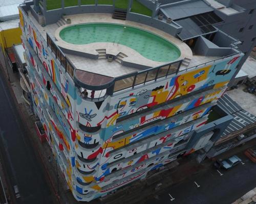 a building with a pool on the side of it at Departamento Glamour 203 - Edificio VILAUT by INMOVE Temporarios in Cordoba