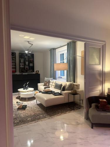 un salon avec un canapé et une table dans l'établissement Cannes - Apartment - Sleeps 5 - Seaside, à Cannes