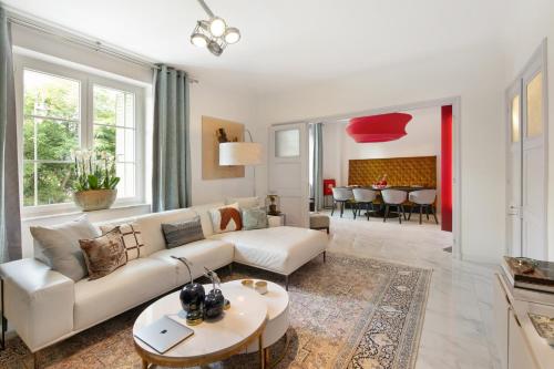 un salon avec un canapé et une table dans l'établissement Cannes - Apartment - Sleeps 5 - Seaside, à Cannes