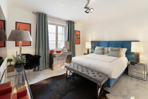 une chambre avec un grand lit et un bureau dans l'établissement Cannes - Apartment - Sleeps 5 - Seaside, à Cannes