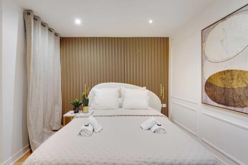une chambre avec un lit avec des serviettes dessus dans l'établissement Charming studio -2P- Canal Saint-Martin, à Paris