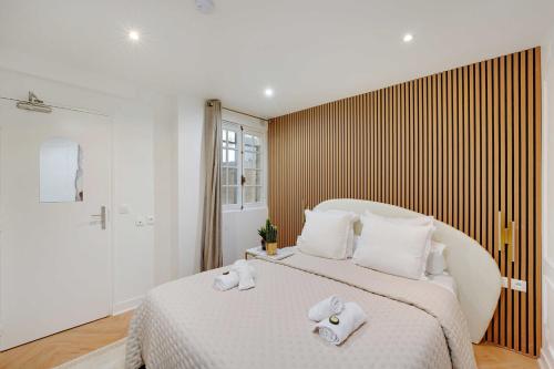 une chambre avec un grand lit avec des serviettes dessus dans l'établissement Charming studio -2P- Canal Saint-Martin, à Paris