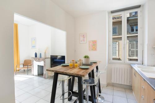 une petite cuisine avec une table en bois dans une pièce dans l'établissement SAINTE - Vieux Port - Opéra, à Marseille