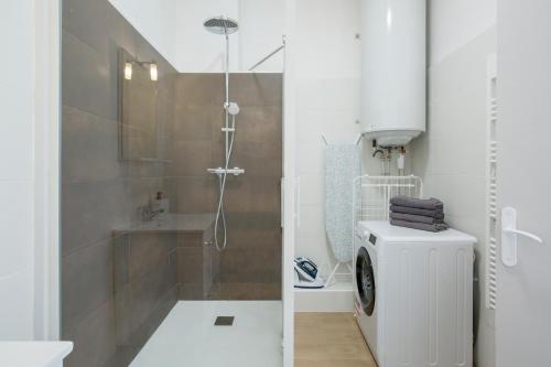 une salle de bain avec douche et machine à laver dans l'établissement SAINTE - Vieux Port - Opéra, à Marseille