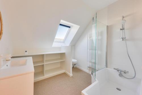 een witte badkamer met douche en toilet bij À 300m de la plage, belle maison neuve in Sarzeau