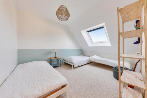 een slaapkamer met twee stapelbedden en een ladder bij À 300m de la plage, belle maison neuve in Sarzeau