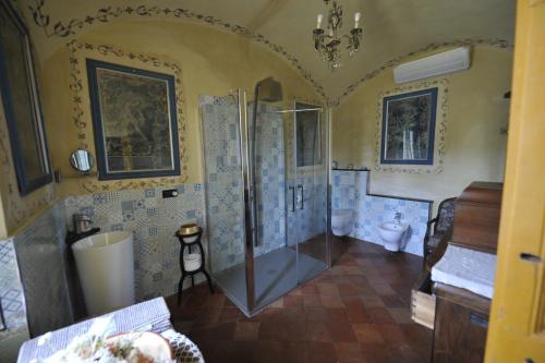 a bathroom with a shower and a toilet at Agriturismo La Contessa in Finale Ligure