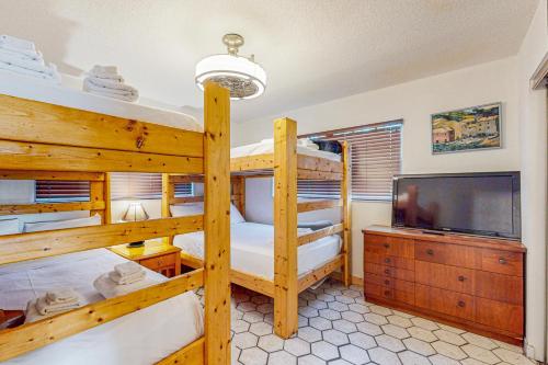 Postel nebo postele na pokoji v ubytování Lakefront Living