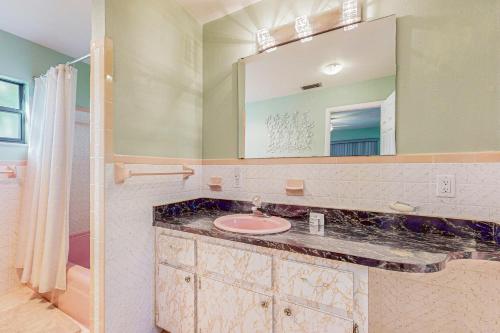 Koupelna v ubytování Lakefront Living