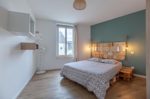 une chambre avec un lit et une fenêtre dans l'établissement Le petit Romo - Entre châteaux et Beauval, à Romorantin-Lanthenay