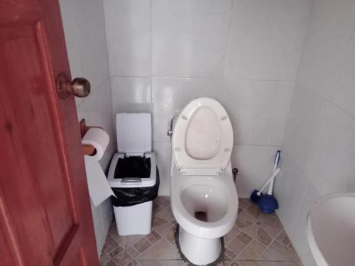 a bathroom with a toilet and a trash can at Isla del barco hundido habitacion privada en San blas in Niatupo