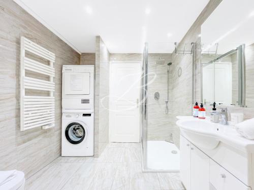 La salle de bains est pourvue d'un lave-linge et d'un sèche-linge. dans l'établissement Le Belge Croisette - Centre Cannes Palais, à Cannes