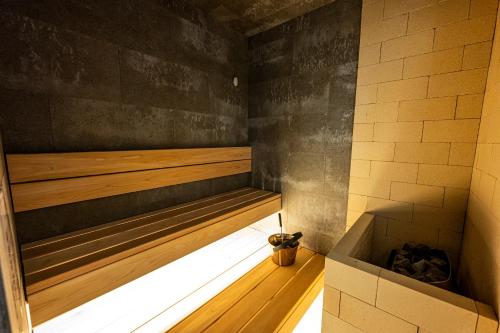 a sauna with a wooden tub in a room at SAUNA VILLA 然 in Nagano