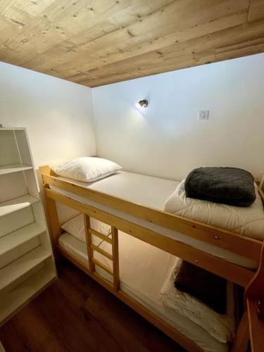 quelques lits superposés dans une chambre dans l'établissement Studio 4 p avec terrasse proche remontée mécanique, à Champagny-en-Vanoise