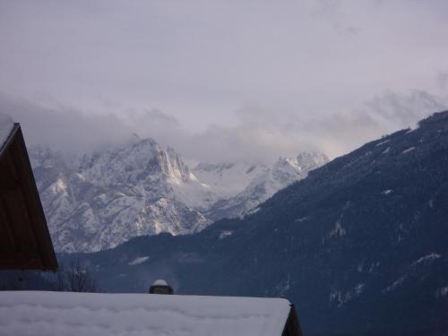 a view of a mountain range with snow covered mountains at Nagelehof in Ainet