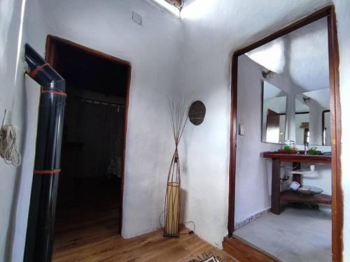 Una habitación con un espejo y un pasillo con una puerta. en Eco House, en María Juana