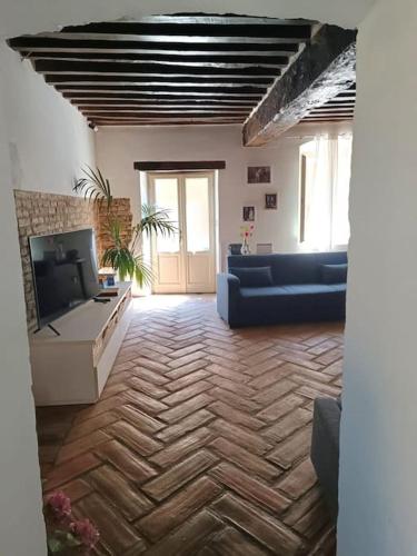 a living room with a couch and a tv at Il labirinto di Karma in Montebello della Battaglia