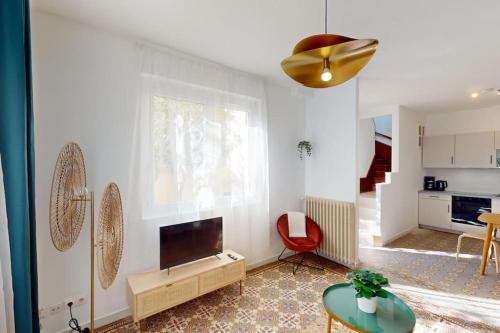 Μια τηλεόραση ή/και κέντρο ψυχαγωγίας στο Maison Magnifique Ernest Renan