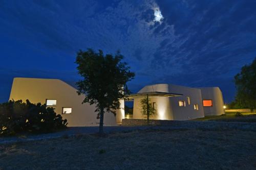 a house at night with the moon in the sky at Villa Vendicari in Casa Maccari