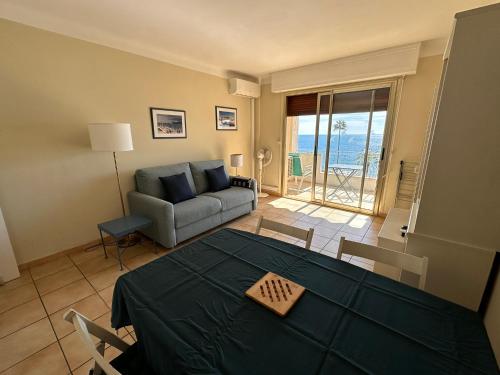 un salon avec une table et un canapé dans l'établissement One bedroom apartment in Cannes with a balcony and great sea views - 821, à Cannes
