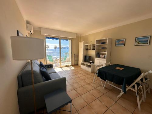 un salon avec un canapé et une table dans l'établissement One bedroom apartment in Cannes with a balcony and great sea views - 821, à Cannes