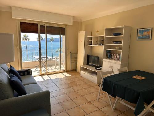 One bedroom apartment in Cannes with a balcony and great sea views - 821