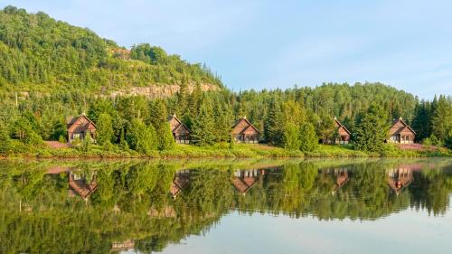 a group of houses on the shore of a lake at Royal Laurentien in Mont-Blanc
