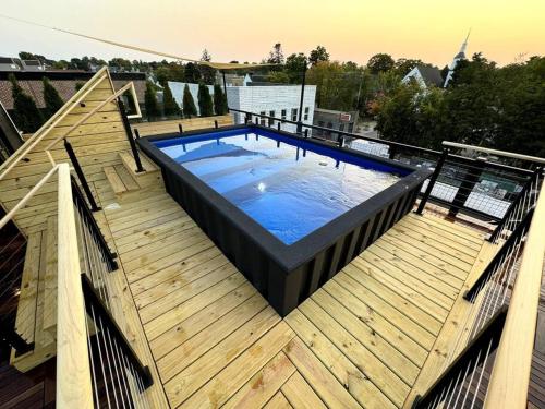 una gran piscina en una terraza de madera en Unit C, The Kroger Lofts, en Charlevoix