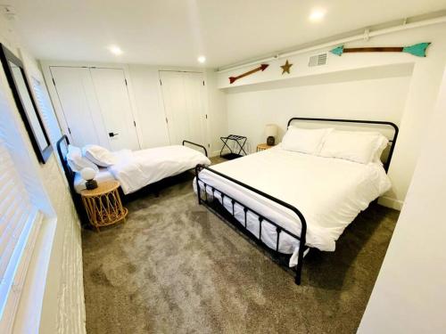 Un dormitorio con dos camas en una habitación. en Unit C, The Kroger Lofts, en Charlevoix