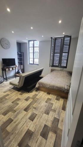 une chambre avec un lit et une baignoire dans l'établissement Studio coeur de ville historique, à Tonnerre