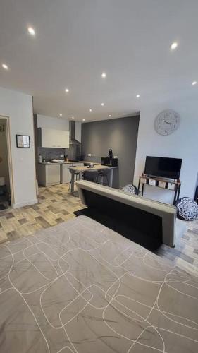 une grande chambre avec un banc au milieu dans l'établissement Studio coeur de ville historique, à Tonnerre