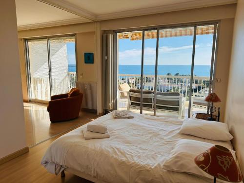 une chambre avec un lit avec vue sur l'océan dans l'établissement Large, light and modern 2 bedroomed apartment in Cannes with Sea Views, pool and lovely terrace - 1503, à Cannes
