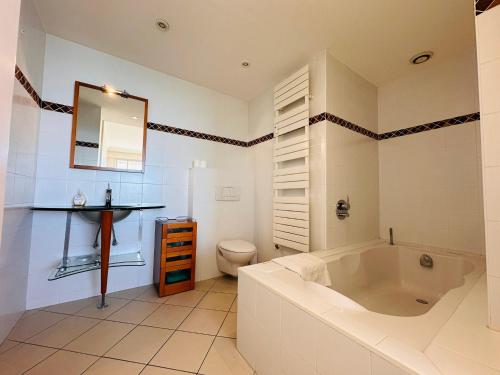 une salle de bain avec une baignoire, des toilettes et un lavabo dans l'établissement Large, light and modern 2 bedroomed apartment in Cannes with Sea Views, pool and lovely terrace - 1503, à Cannes