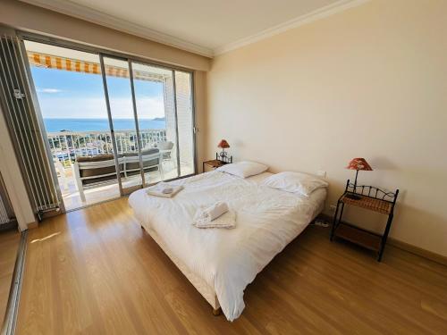 Large, light and modern 2 bedroomed apartment in Cannes with Sea Views, pool and lovely terrace - 1503