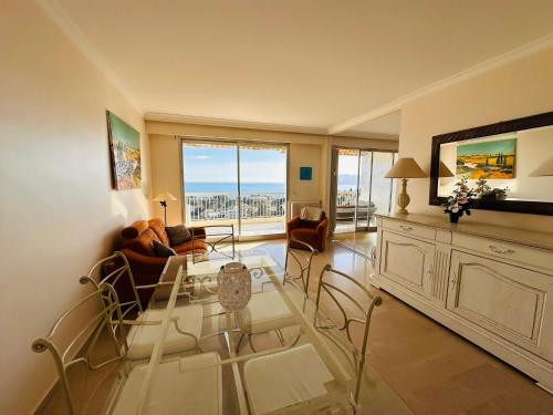 Large, light and modern 2 bedroomed apartment in Cannes with Sea Views, pool and lovely terrace - 1503