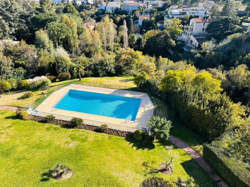 - une vue sur la piscine dans la cour dans l'établissement Large, light and modern 2 bedroomed apartment in Cannes with Sea Views, pool and lovely terrace - 1503, à Cannes