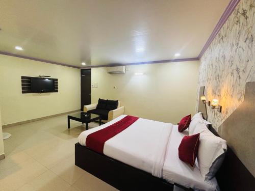 Una cama o camas en una habitación de Hotel Chariot Inn Patna