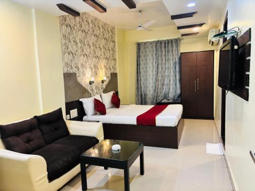 Una cama o camas en una habitación de Hotel Chariot Inn Patna