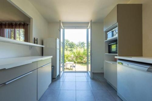 Il comprend une cuisine équipée d'un réfrigérateur. dans l'établissement La Raboliote -Maison 3 chambres- jardin - 15 min Parc Fédéral Lamotte - CAUTION OBLIGATOIRE, à Brinon-sur-Sauldre