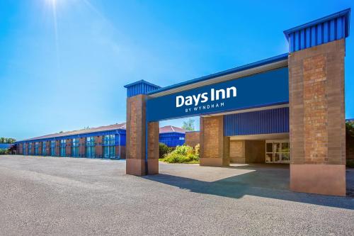 a building with a day inn sign on the front at Days Inn by Wyndham Sudbury & Conference Centre in Sudbury