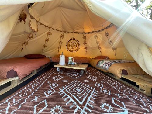 a room with a tent with a table in it at Le tipi Naskapi in Trans-en-Provence
