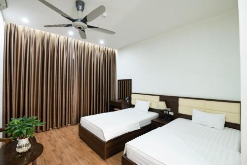 Postel nebo postele na pokoji v ubytování Khách sạn Dệt