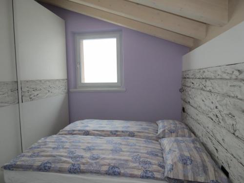 a bedroom with a bed and a window at Al Dos in Livigno