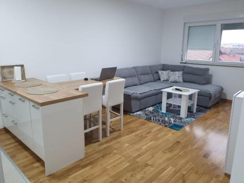 ボサンスカ・グラディシュカにあるKEJ LUX Apartmanのソファとテーブルのあるリビングルーム