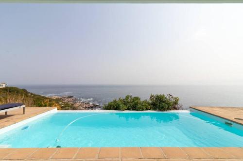 Piscina de la sau aproape de La Petite Baleine Oceanfront Villa
